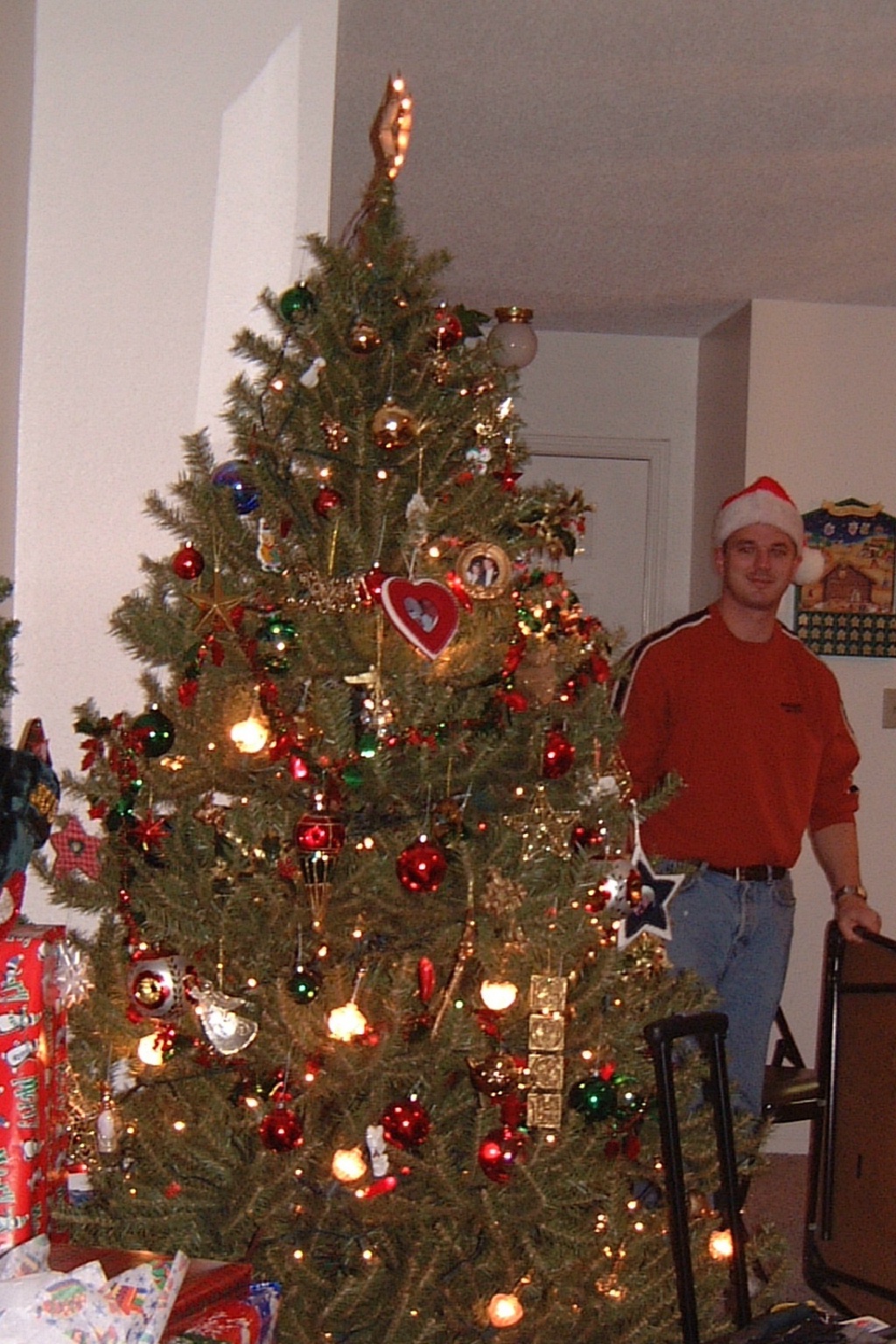 Hildebrand Christmas ScreenSaver/1024x768_2000-12-21-05 Justin plying Santa.jpg